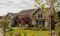 别墅花园的景观设计应遵循精致化的设计原则，打造出完美的花园